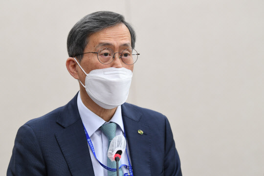 정재훈 한국수력원자력 사장이 15일 오전 서울 여의도 국회에서 열린 산업통상자원중소벤처기업위원회 국정감사에서 업무보고를 하고 있다. 연합뉴스